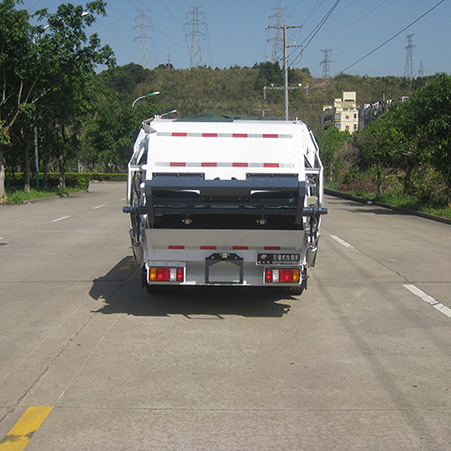 Explora el diseño y la funcionalidad de la parte trasera de un camión de basura