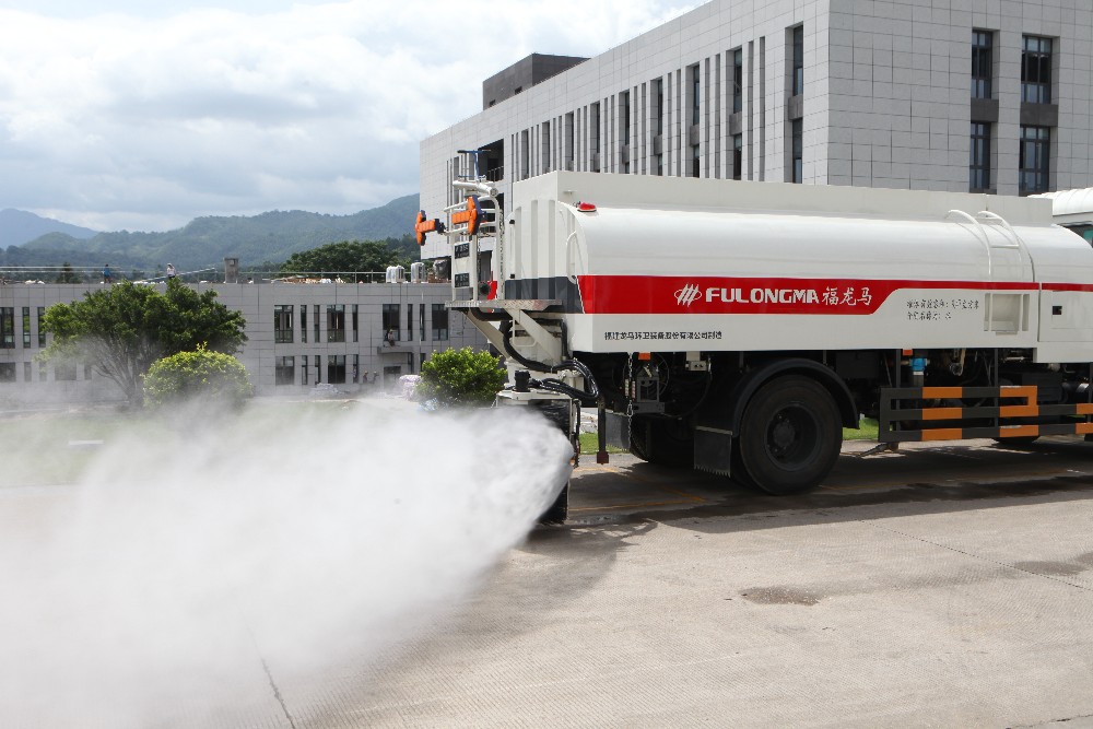 Guardrail cleaning truck
