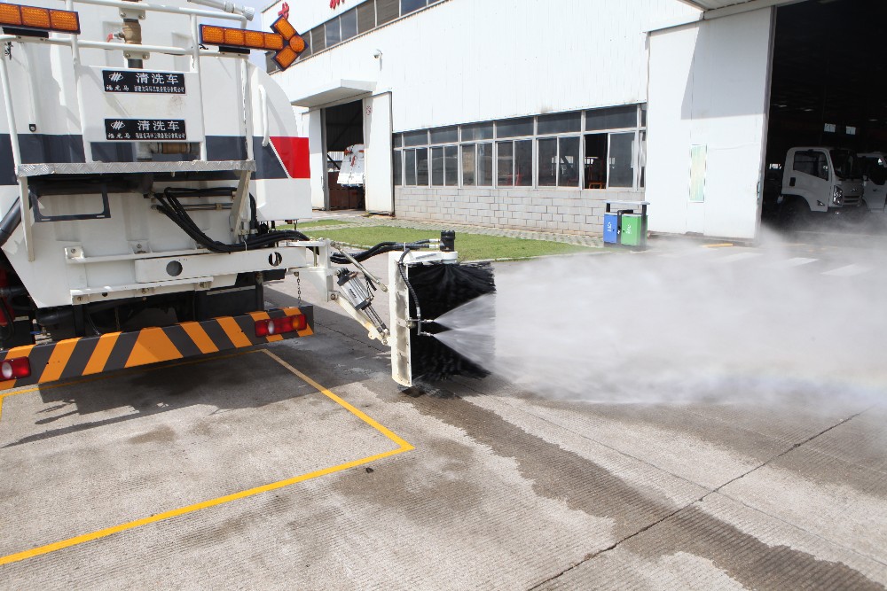 Guardrail cleaning truck